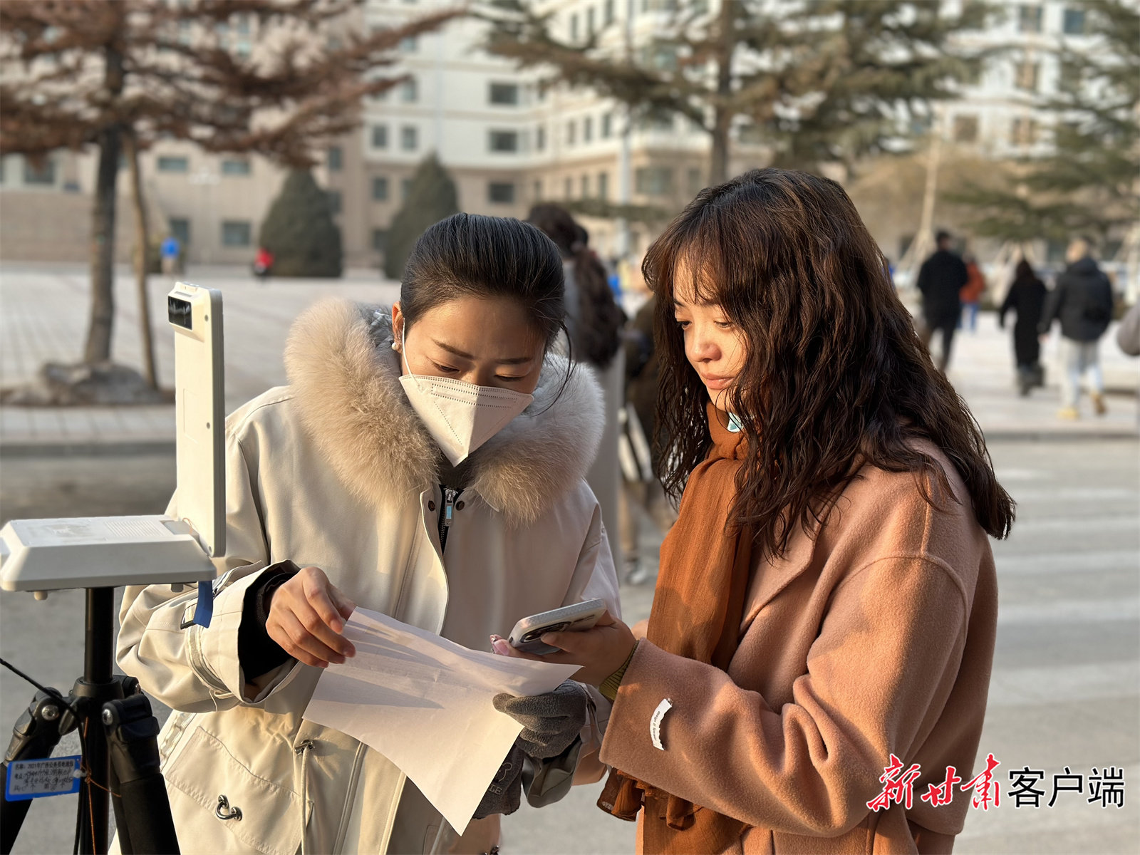 工作人员仔细核验考生信息