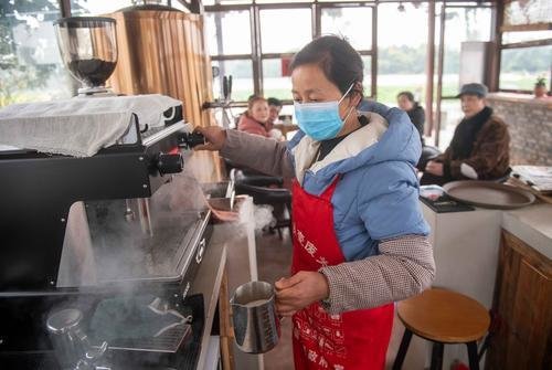 ▲2月2日,璧山区七塘镇莲花穴咖啡馆,当地村民甘遐学正在用咖啡机为客人冲调咖啡。记者 崔力 摄/视觉重庆