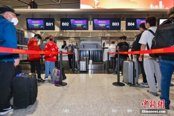 图为旅客在海口美兰国际机场T2航站楼排队办理值机手续。 中新社记者 骆云飞 摄