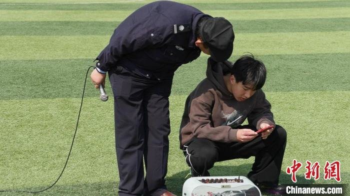 图为江西服装学院保安余万钢和学生在调试音箱。　华山 摄
