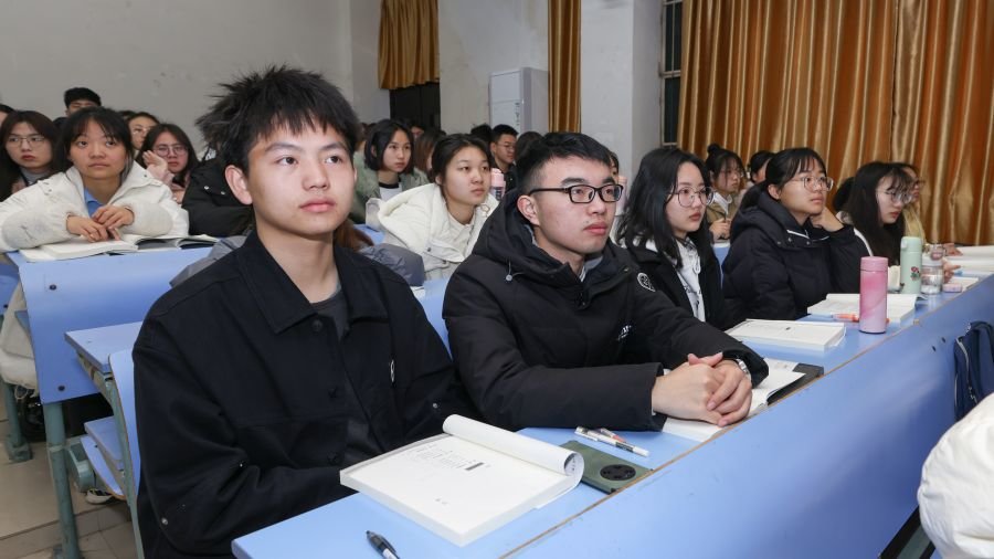 认真听讲的学生