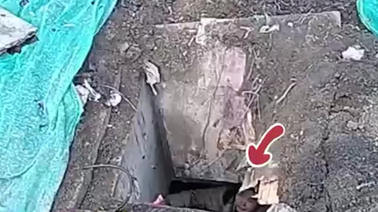 女子踩翻井盖坠落井里，消防员架设救生三脚架将其救起