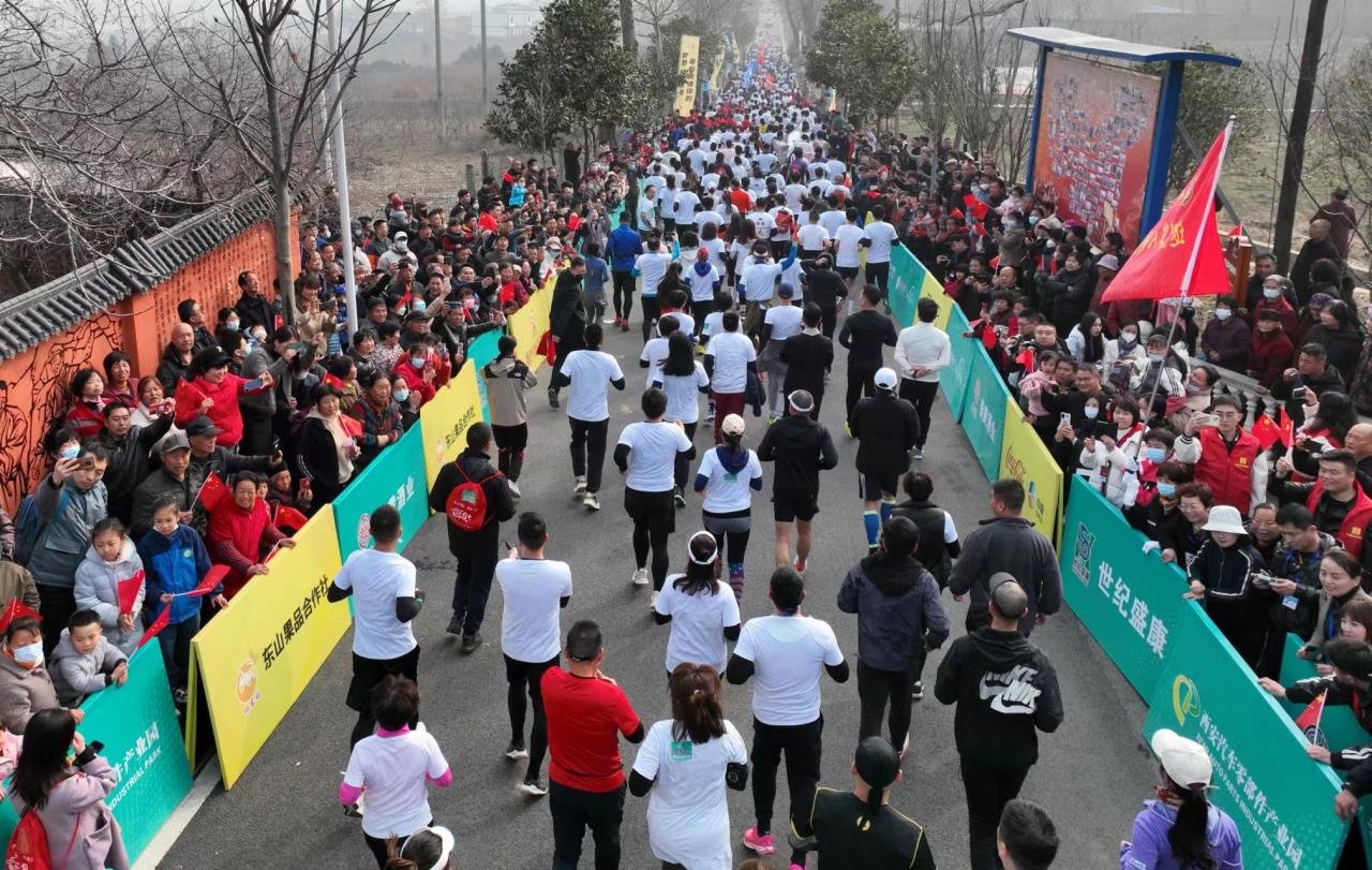 “世纪盛康杯”鄠邑区秦岭国际乡村迷你马拉松“8号公路”激情开跑