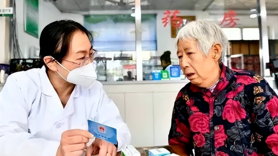 凤凰晚报|国家医保局回应个人账户“钱少了”;泽连斯基谈与中国接触的重要性