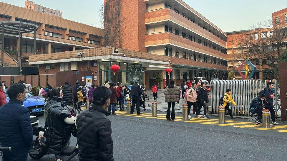 杭州一小学一个班因疫情停课:全校其他学生正常作息,家长反应淡定_凤凰网