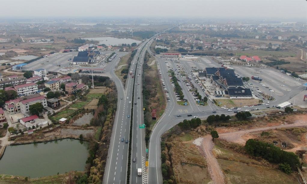 图为沪昆高速公路江西段及其沿线的龙虎山服务区(无人机照片)