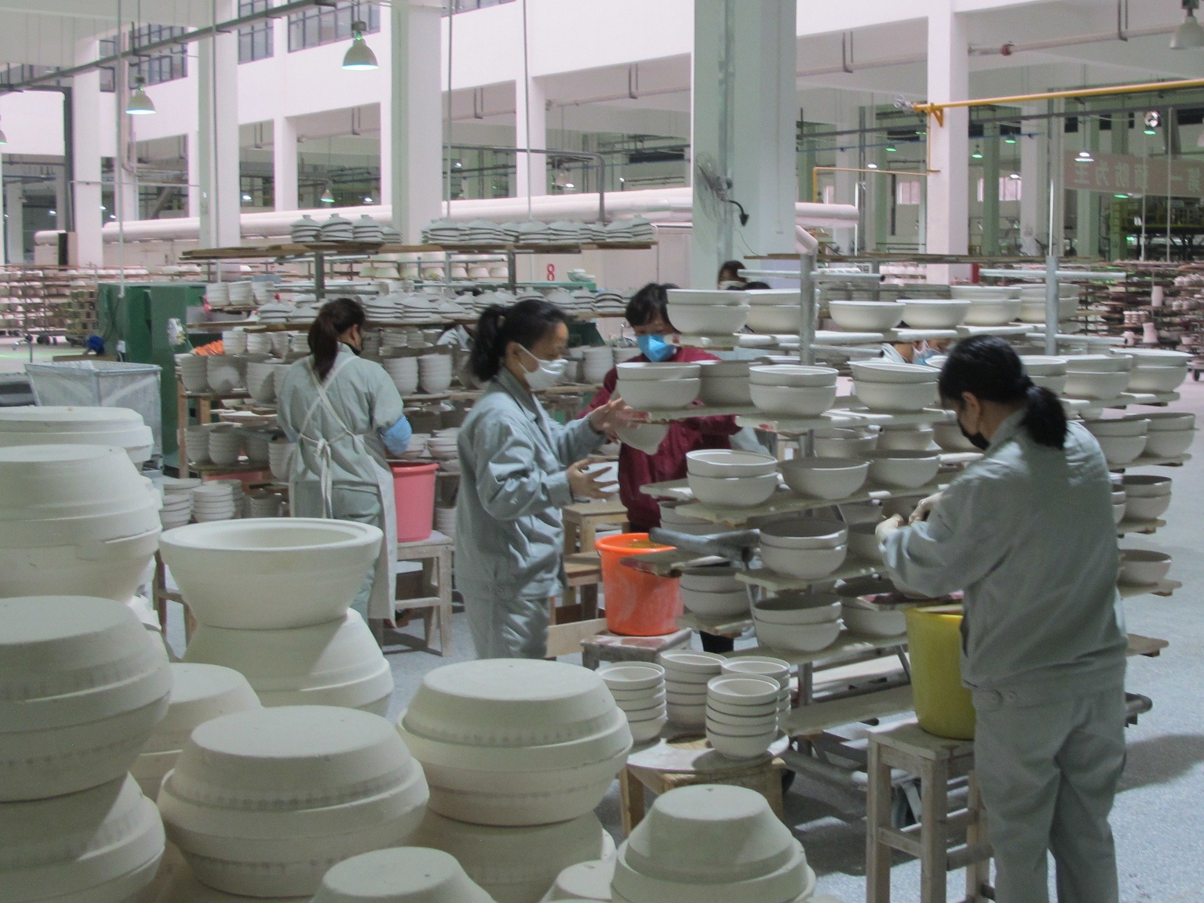 图为现代化联合生产厂房——景陶集团红叶公司一厂(补水工序)