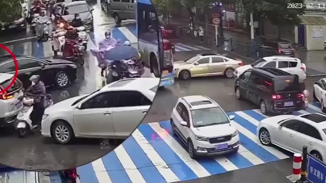 交警骑自行车上班遇堵车，站路口冒雨疏导交通十分钟排堵