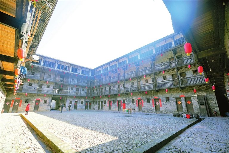 围内鹅卵石铺砌的坪院。