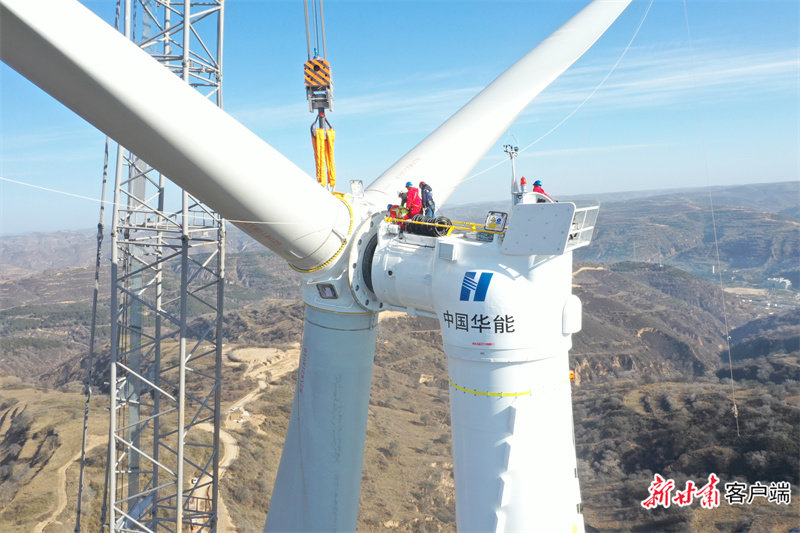 华能华池南梁及紫坊畔60兆瓦分散式风电项目吊装风机