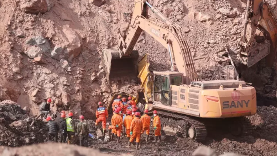 直击阿拉善煤矿救援现场 19支救援队增援