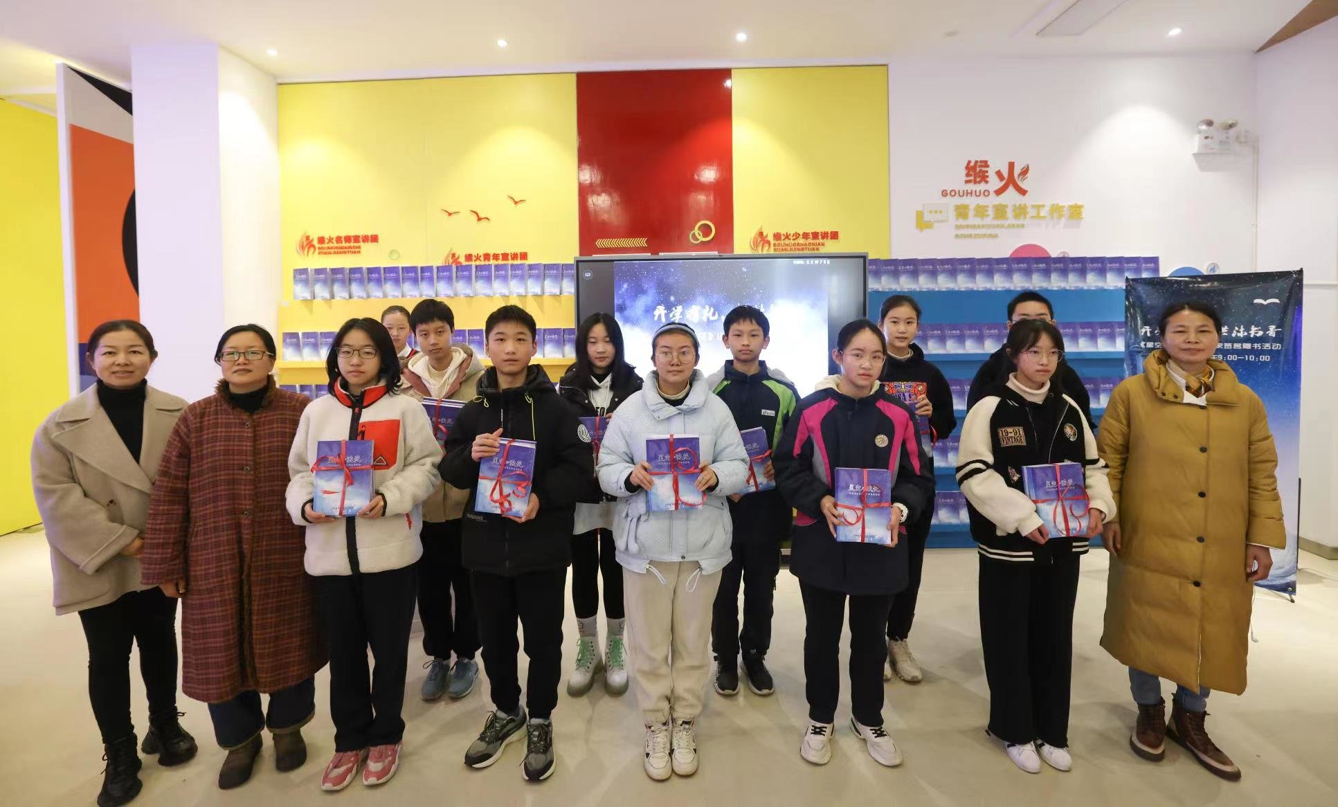 开学有礼 共沐书香  宁海小作家开起新书“签赠会”