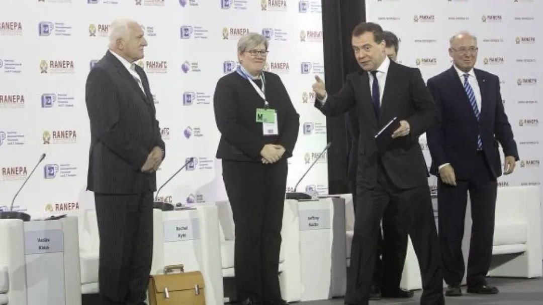 唐驳虎:全球独家数据——俄罗斯收入腰斩,一年赤字8万亿