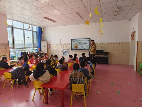 学生在幼儿园开展“勤俭节约，爱惜粮食”主题教育