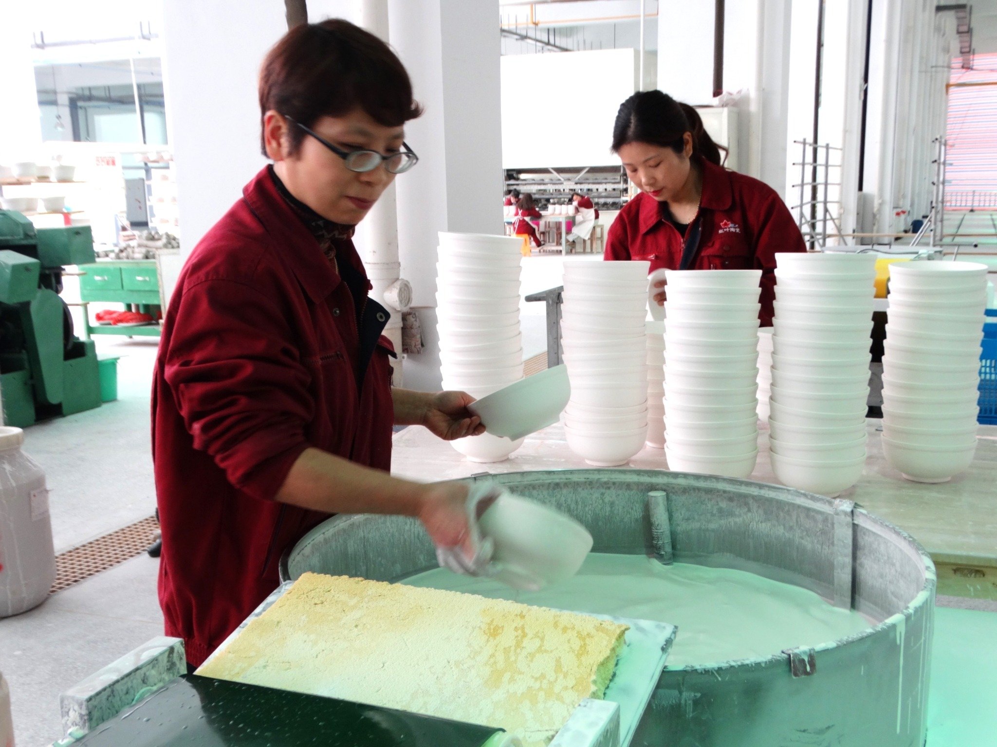 图为现代化联合生产厂房——景陶集团红叶公司一厂(施釉工序)