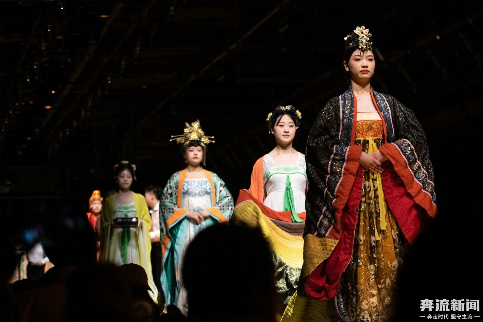 2023年2月19日,大型室内情景体验剧《又见敦煌》在敦煌演出剧照。