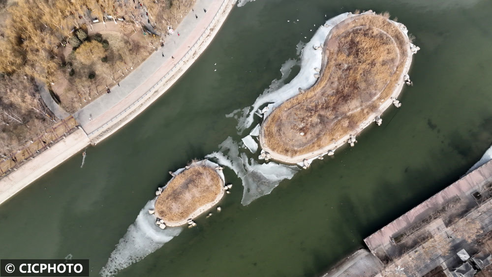 ↑2023年2月16日,新疆库尔勒市,解冻的孔雀河水向塔里木盆地流去。(无人机照片)CICPHOTO/确·胡热 摄