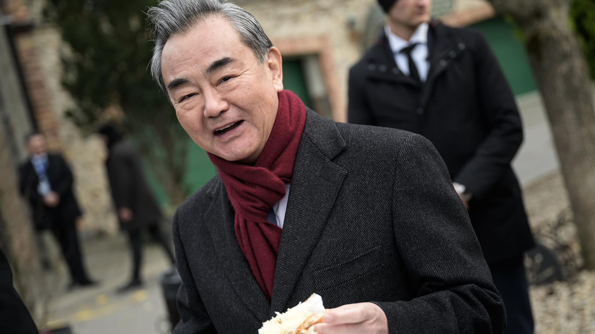 王毅和匈牙利外长西雅尔多，品尝匈牙利特色美食朗戈斯