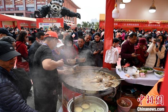 民众排队购买台湾特色美食品尝。　张金川 摄