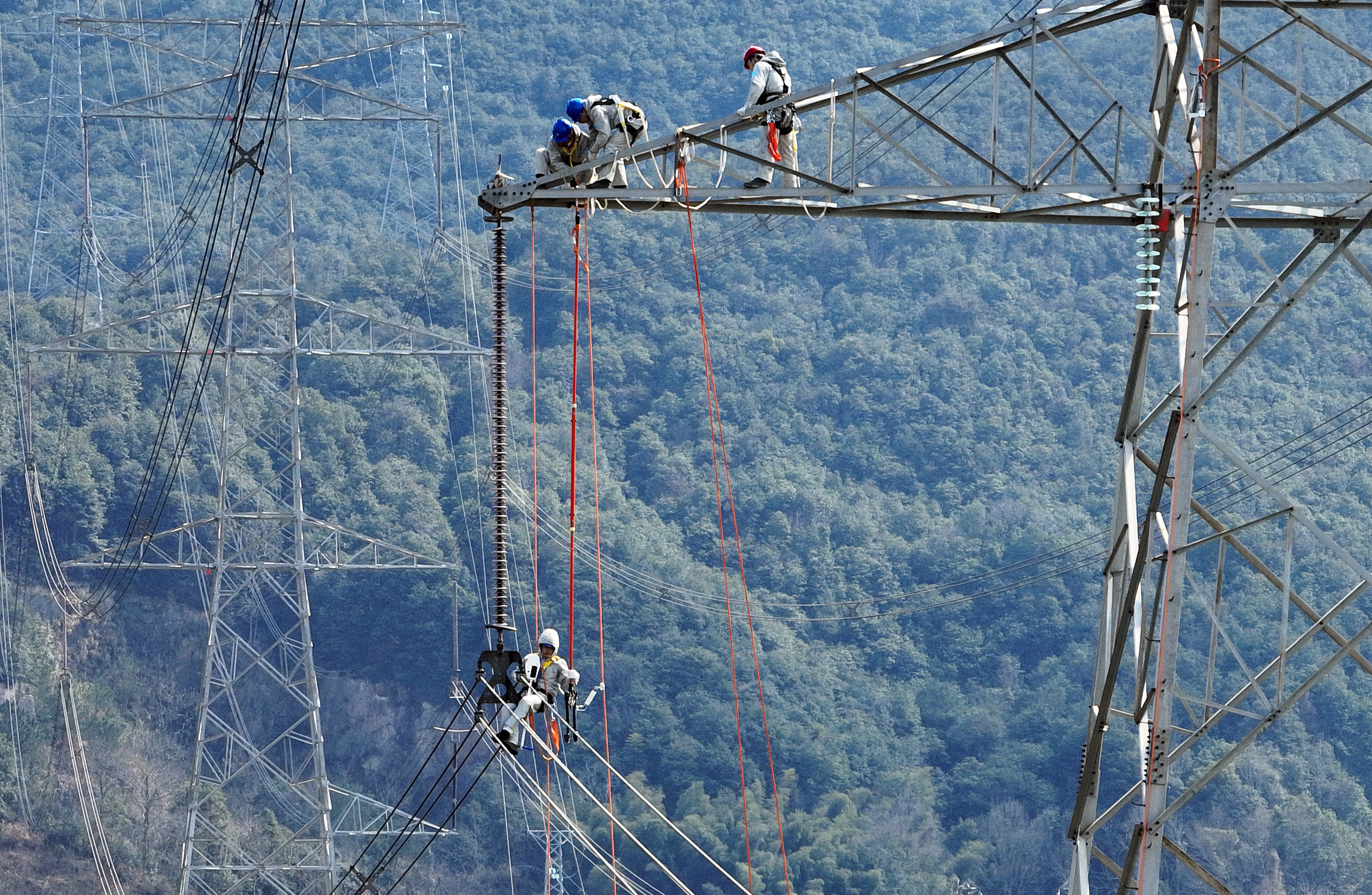 宁波电网完成全省首次组合式500千伏线路等电位作业