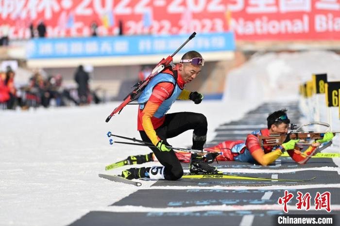 图为男子10km短距离比赛中，赢得冠军的程方明准备射击。　李亚龙 摄