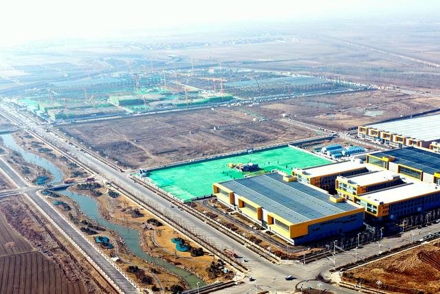 2月14日，在济南新旧动能转换起步区，比亚迪智能车零部件配套产业园项目正在建设中。（无人机图片 新华社记者朱峥 摄）