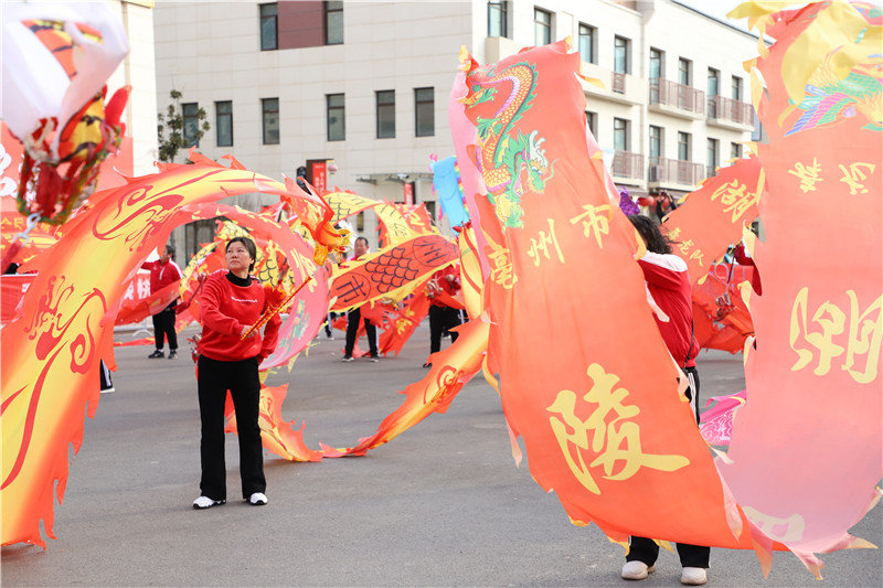 舞龙爱好者正在表演。