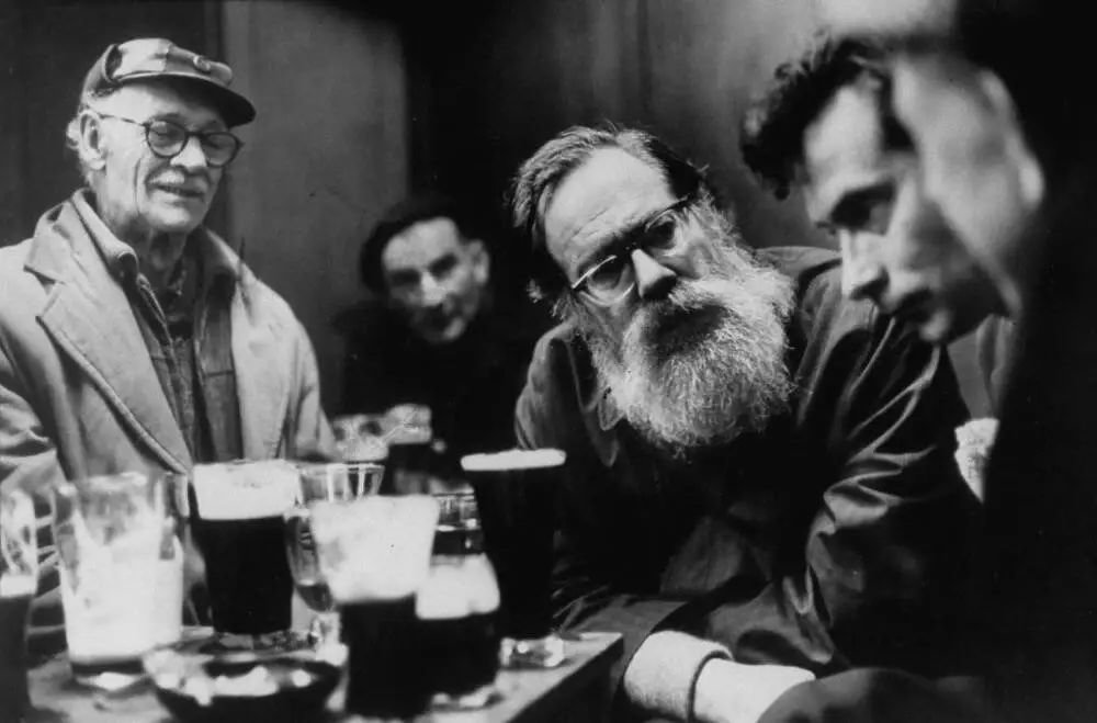 1967年约翰·贝里曼（中）在都柏林一家酒吧