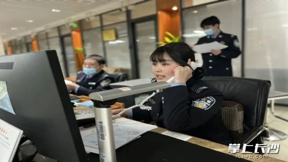 高新区公安分局窗口警员在工作中。均为通讯员 供图