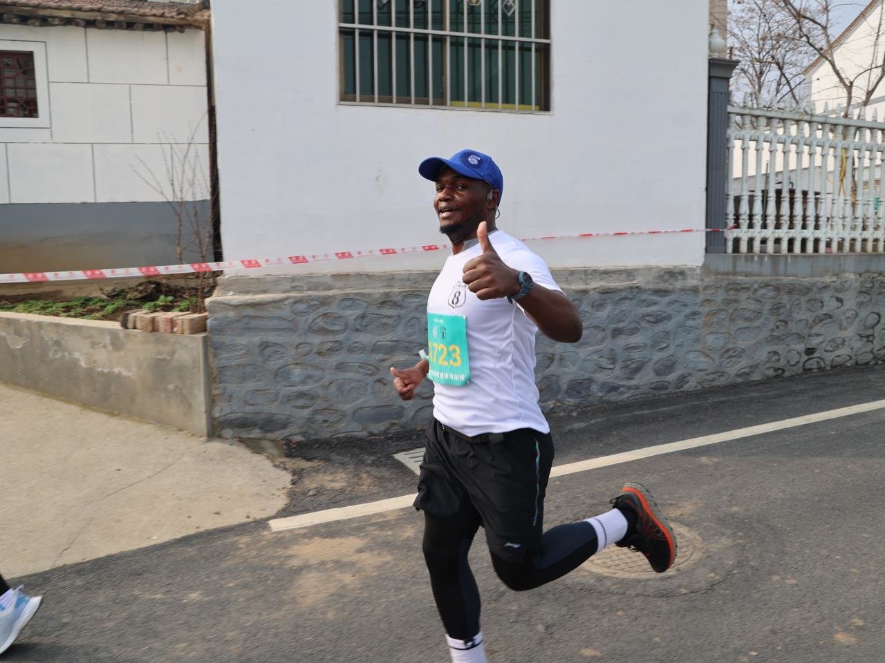 “世纪盛康杯”鄠邑区秦岭国际乡村迷你马拉松“8号公路”激情开跑