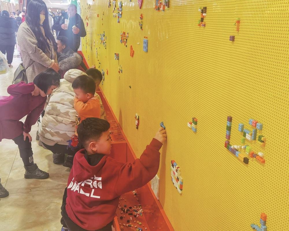 在重庆路商圈，“夜经济”不只是夜市，还有丰富多彩的娱乐项目，供孩子们尽情玩耍。