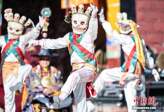 2月19日，西藏楚布寺“羌姆”表演现场。当日，是藏历十二月二十九日，西藏楚布寺举行“羌姆”表演迎藏历新年。 中新社记者 贡嘎来松 摄