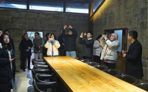 ▲2月20日,璧山区七塘镇,“走进区域看发展 川渝奋楫谱新篇”网上主题宣传采访团记者正在村民冯光强家的猪圈改造成的西餐厅内拍摄采访。记者 崔力 摄/视觉重庆