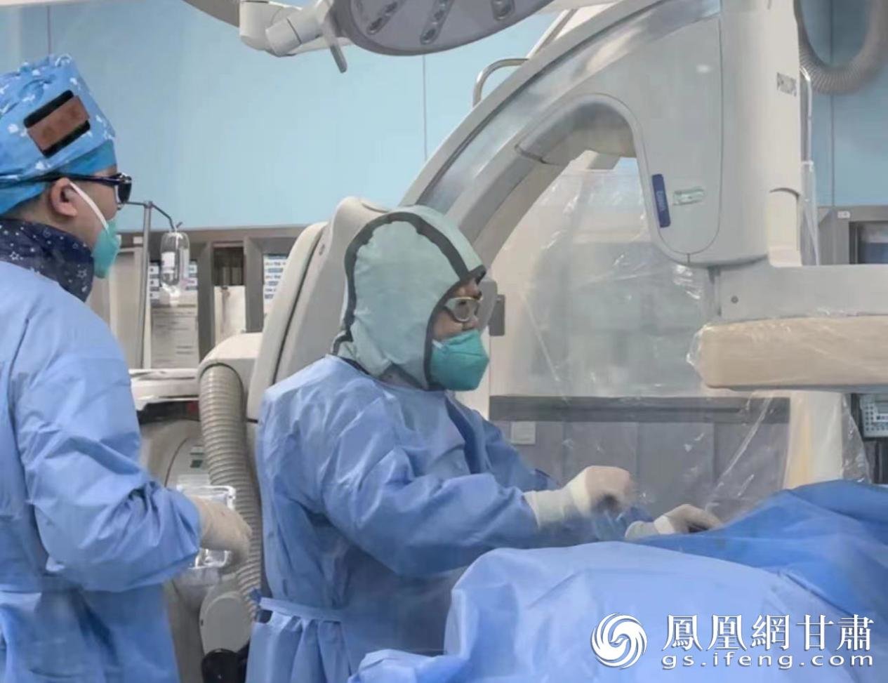 李雷医生TIPS团队正在为患者赵先生实施手术 兰大一院供图