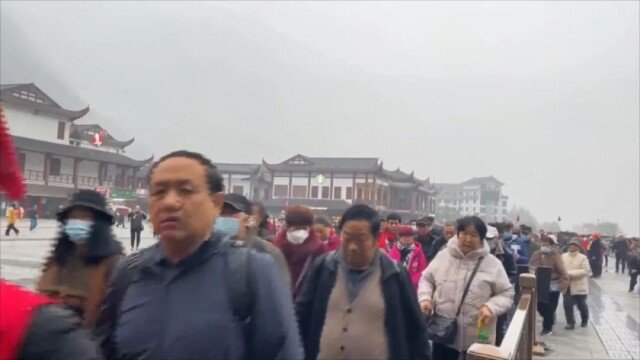 张家界迎来5000人超大旅游团