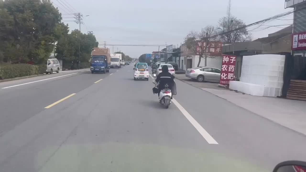 黄鼠狼在居民卧室内“躲猫猫”，看见消防员“装死”