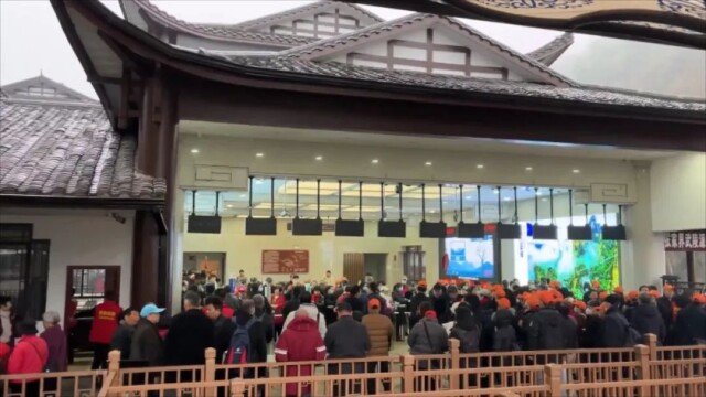 张家界迎来5000人超大旅游团