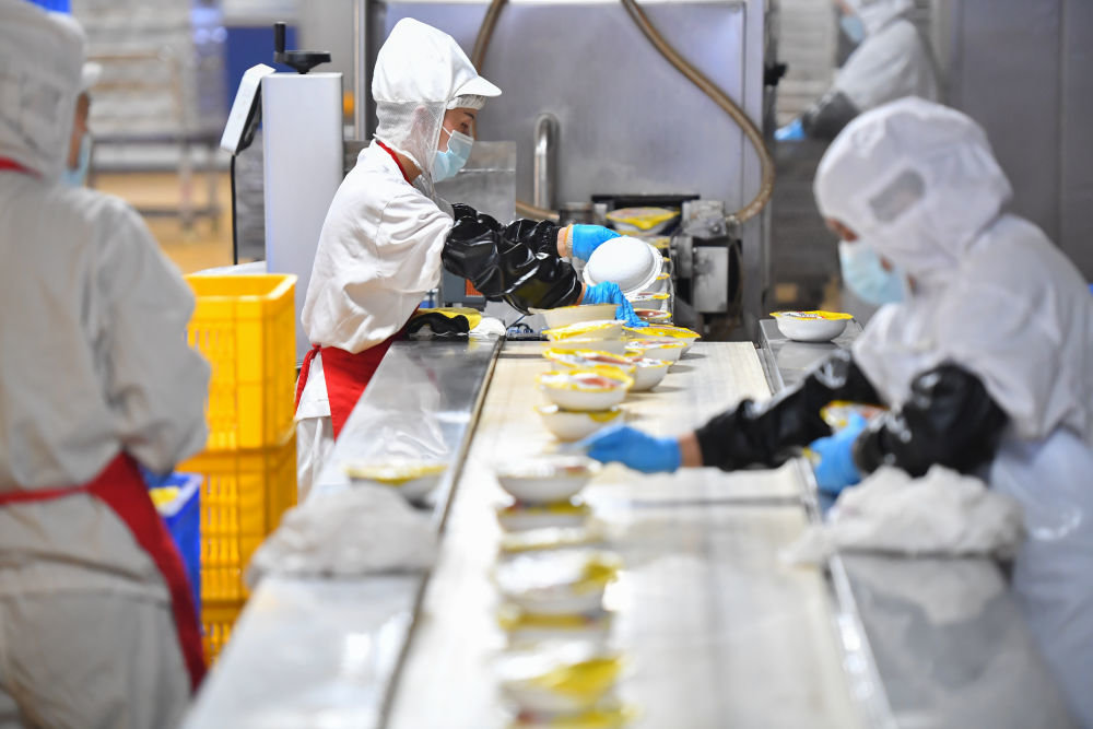 2月24日，浏阳市省级农业科技园区一家预制菜企业工作人员在生产车间对预制菜成品进行出库前检查。
