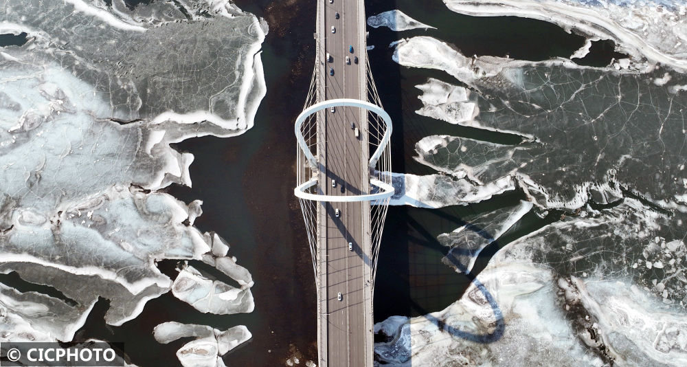 ↑2023年2月3日,浑河辽宁省沈阳市和平区三好桥段,冰封的河面渐次消融。(无人机照片)CICPHOTO/赵敬东 摄