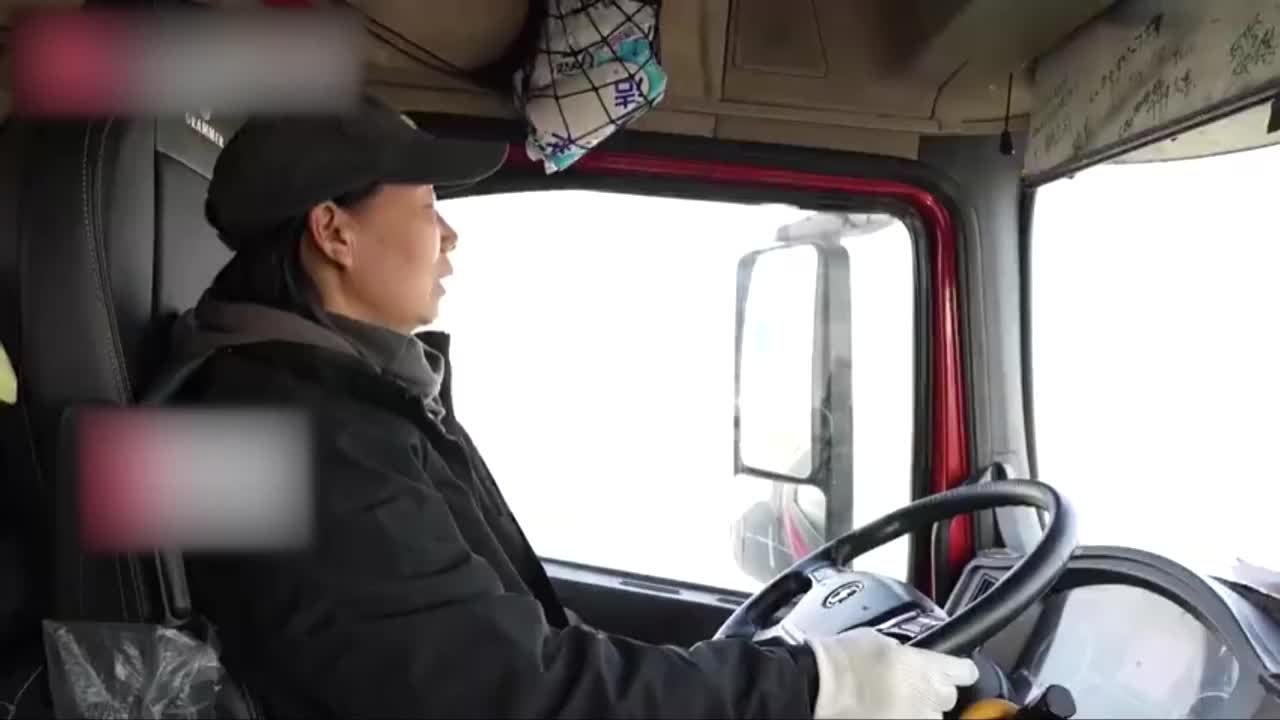 女子开重型货车32年，行程可绕赤道125圈