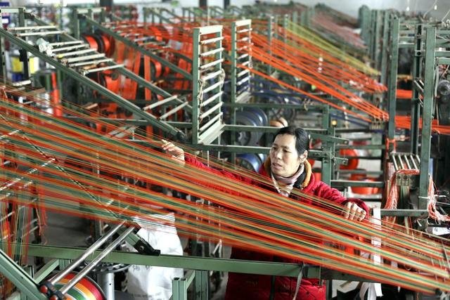 2月18日，山东省滨州市惠民县姜楼镇一家绳网企业工人在赶制一批来自国外的安全带订单。（新华社记者范长国 摄）