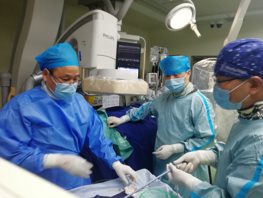 马根山教授（左一）带领团队为患者手术