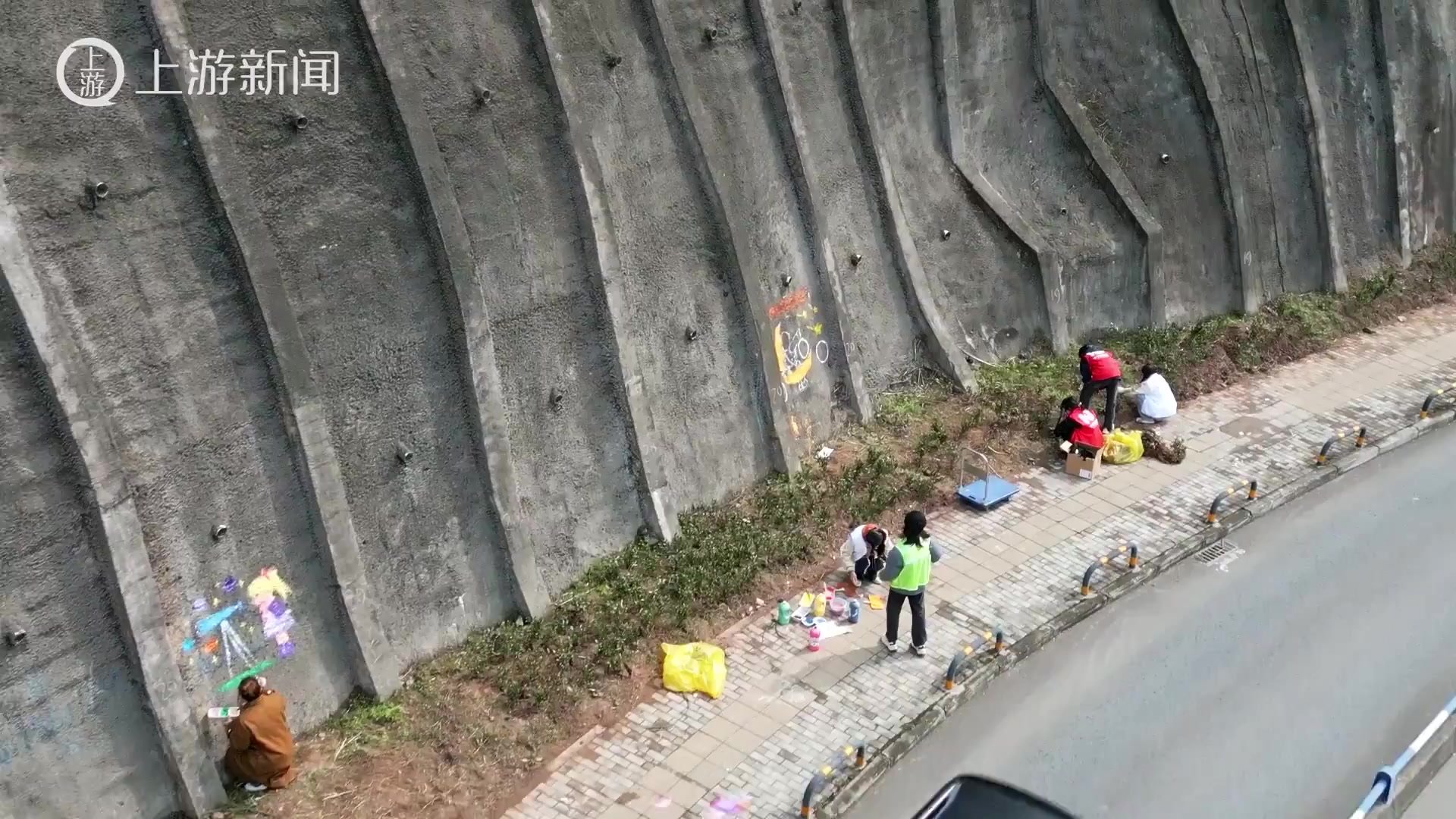 这条路上学路 孩子们自己来装扮