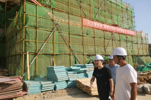 项目服务专班在施工现场开展安全生产检查