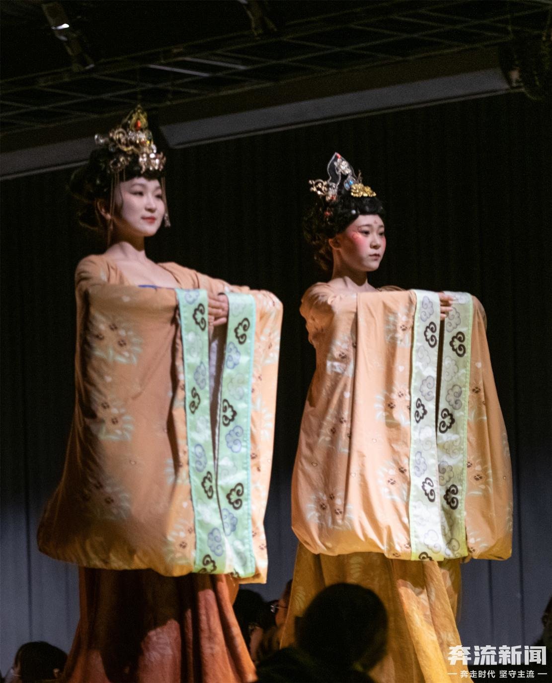 《又见敦煌》震撼回归 首场演出观众爆满(20220507)-20230220200013_副本.jpg