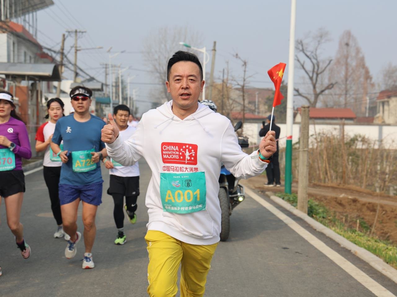 “世纪盛康杯”鄠邑区秦岭国际乡村迷你马拉松“8号公路”激情开跑