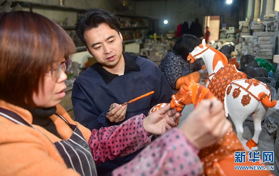 2月19日，河南省洛阳市孟津区朝阳镇南石山村的张家彩窑制作车间，张毅鹏正在指导工人对唐三彩半成品上釉。