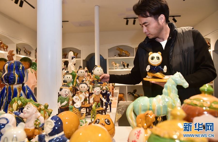 2月19日，河南省洛阳市孟津区朝阳镇南石山村的张家彩窑展示车间，张毅鹏在整理唐三彩文创作品。