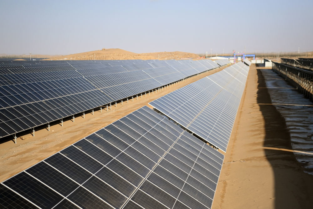 这是2月18日在武威市凉州区九墩滩光伏治沙示范园区拍摄的一处光伏发电项目 新华社记者 范培珅 摄
