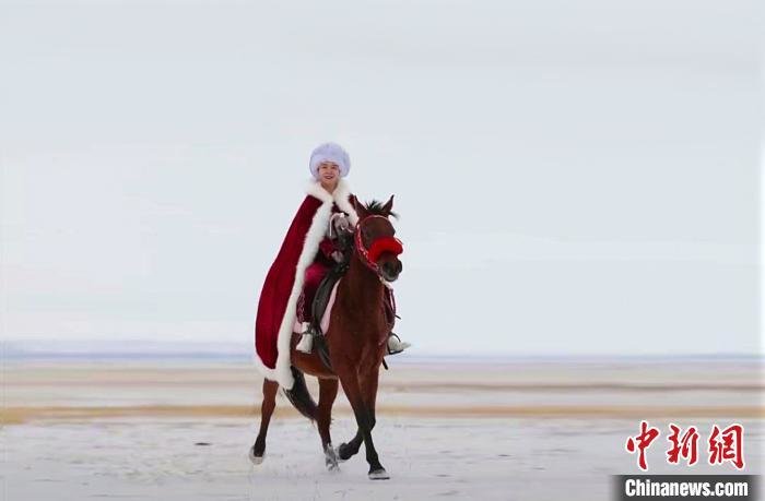资料图:贺娇龙策马雪原为昭苏县旅游做宣传。昭苏县零距离供图